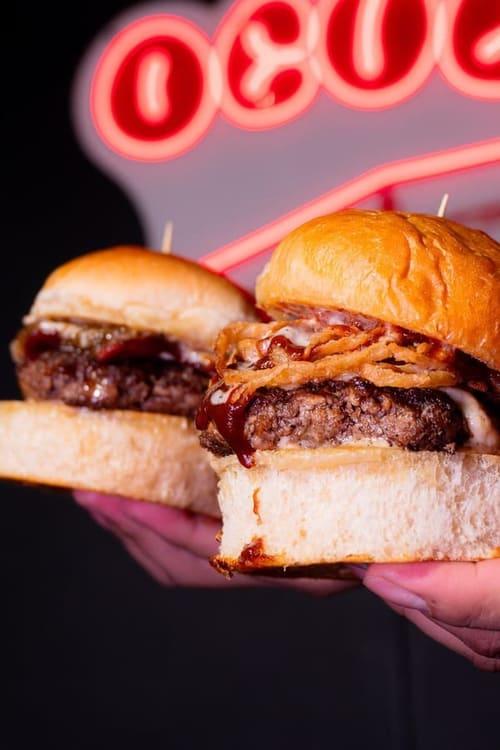 Hamburguesa artesanal premium en Mocoa, servida caliente con queso derretido