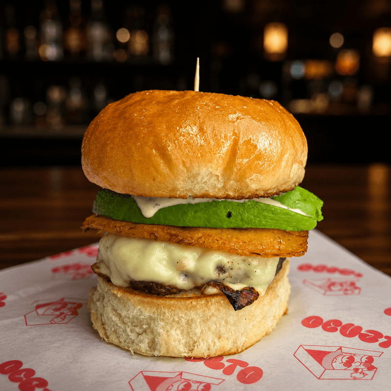 Hamburguesa La Moscú con plátano maduro, aguacate y salsa de ajo